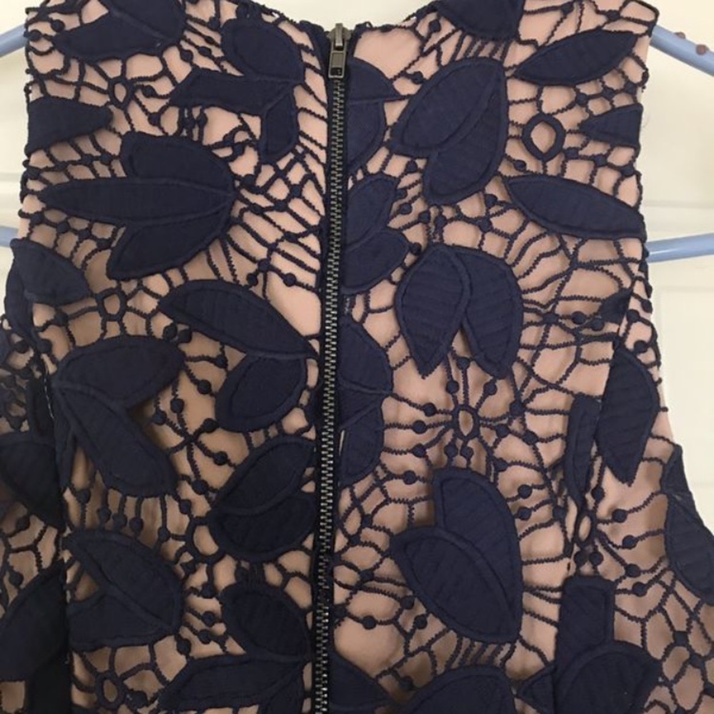 Jarlo petal lace gown with a slit - Picture 6 of 7